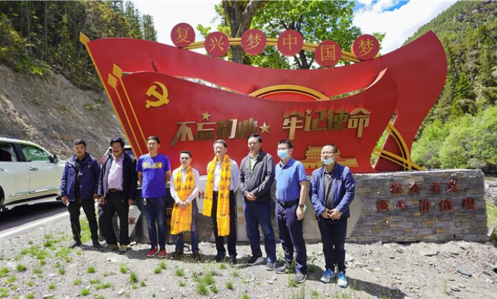 尊龙凯时集团党委书记、董事长任丁率队赴麻格同村推进对口帮扶工作