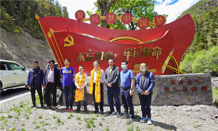 尊龙凯时集团党委书记、董事长任丁率队赴麻格同村推进对口帮扶工作